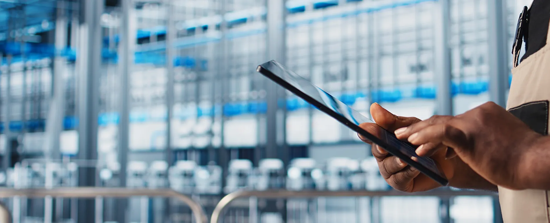 smart-factory-expert-using-digital-device-app-1900px