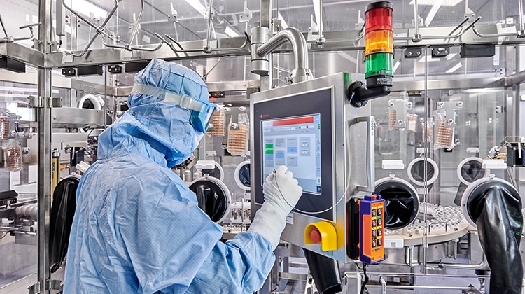 Aseptic-Blog-from-Jorg_8979_Employee-in-clean-room--C--Vetter-Pharma-Fertigung.jpg 