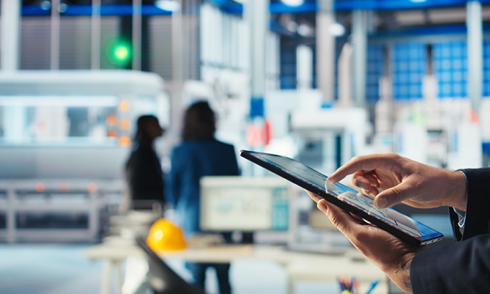 factory-worker-uses-tracking-software-tablet-diagnose-system-750px