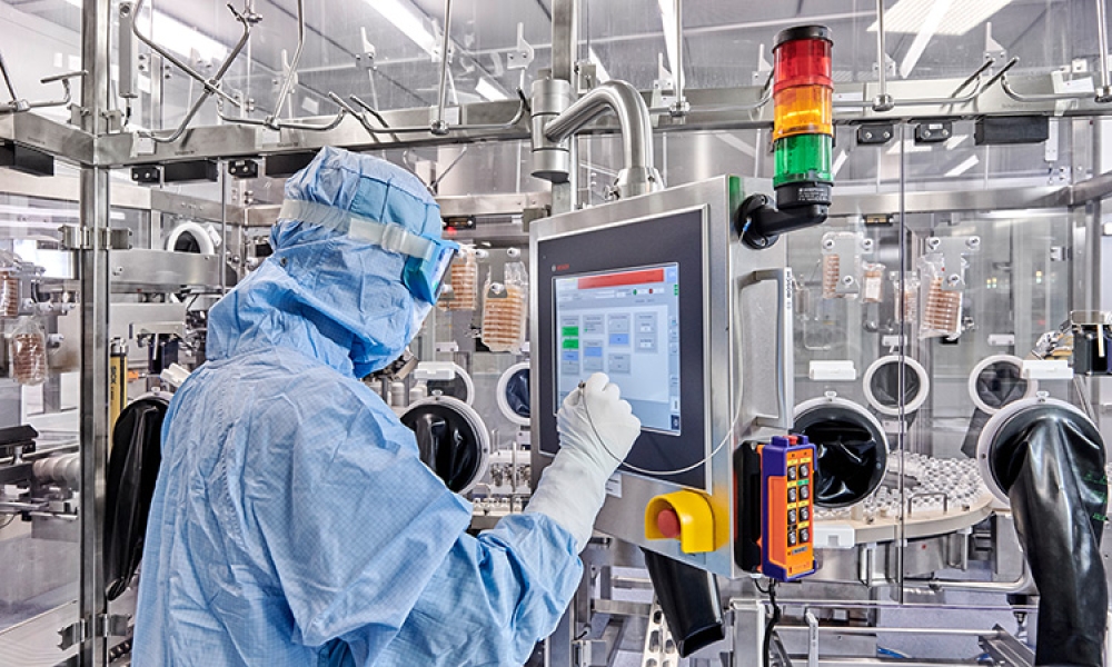 Aseptic-Blog-from-Jorg_8979_Employee-in-clean-room--C--Vetter-Pharma-Fertigung.jpg 